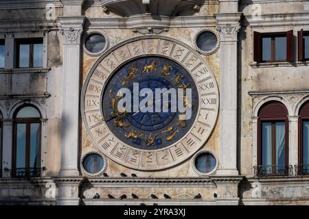Das astrologische Zifferblatt am MarkusUhrturm auf dem Markusplatz in Venedig, Italien. Stockfoto
