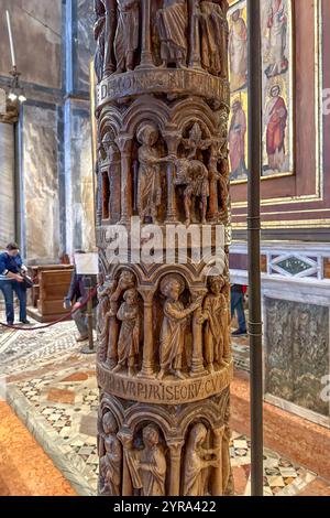 Detail der Schnitzereien auf den orientalischen Alabastersäulen des Ziboriums im Markusdom, Venedig, Italien. Die Schnitzereien zeigen Ereignisse aus dem s Stockfoto