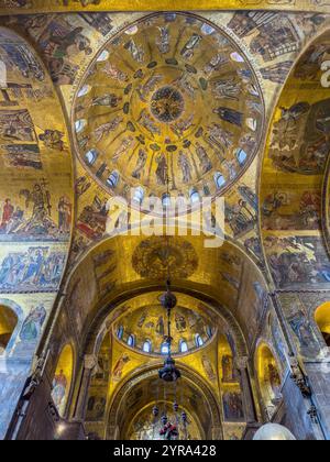 Ein goldenes Mosaik, das die Himmelfahrt Christi auf der überquerenden Kuppel darstellt, der Markusdom, Venedig, Italien. Ca. 1175-1200 n. Chr Stockfoto