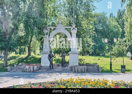 Samara, Russland - 9. Juni 2024: Skulpturenkomposition Walzer zu Ehren der Uraufführung von Schatrovs Walzer auf den Hügeln der Mandschurei im Strukowski-Garten Stockfoto