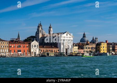 Kirche der Heiligen Maria des Rosenkranzes „Gesuati“ am Giudecca-Kanal in Venedig, Italien. Auf der rechten Seite befinden sich die Kuppeln der Basilika Santa Maria della Salute. Stockfoto