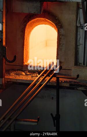 Blaspfeifen und ein Ofen in einem Glasbläserstudio in Venedig, Italien. Stockfoto