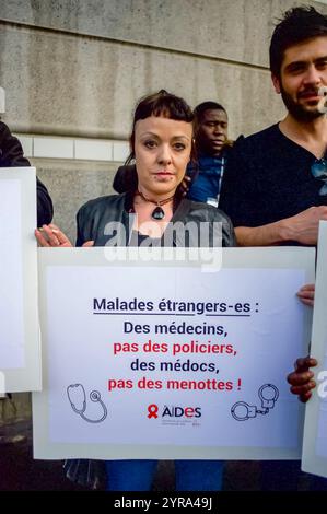 Paris, Frankreich, Gruppe Leute, AIDS-Aktivisten, von AIDES NGO Organisation Demonstration, Migrantenrechte, halten Protestzeichen, Front Stockfoto