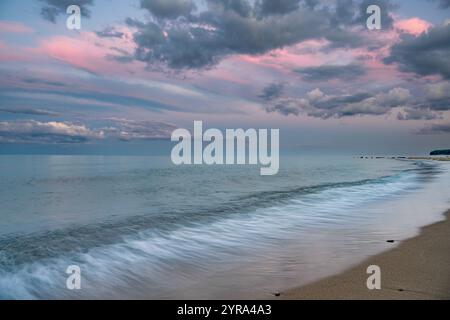 Die Dämmerung bricht über Lake Huron, Applegate, Michigan Stockfoto