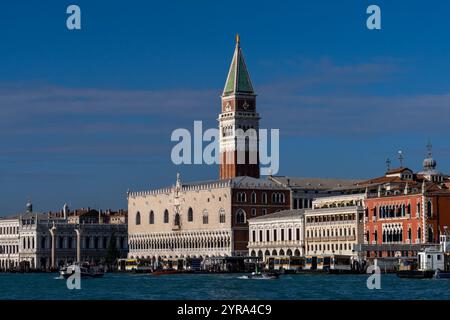 Der Glockenturm der Markuskirche hinter dem Dogenpalast, vom Giudecca-Kanal aus gesehen in Venedig, Italien. Stockfoto