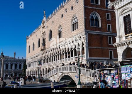 Fassade des Dogenpalastes oder Palazzo Ducale und Ponte della Paglia Brücke in Venedig, Italien. Stockfoto