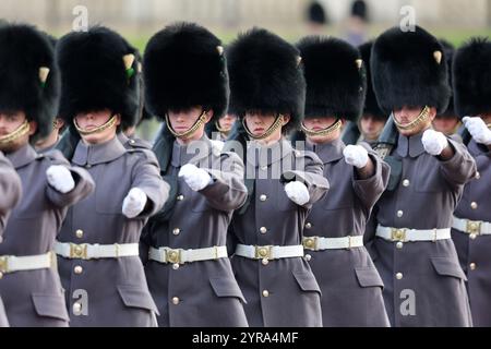 Die Guardia of Honour bildete sich während des Staatsbesuchs des Emirs von Katar und der ersten seiner drei Ehefrauen im Vereinigten Königreich aus dem 1. Bataillon der Welsh Guards im Buckingham Palace in London. Bilddatum: Dienstag, 3. Dezember 2024. Stockfoto