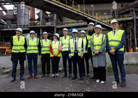 Gent, Belgien. Dezember 2024. Bild der Gruppe anlässlich eines Besuchs der neuen Vizepräsidenten der Europäischen Kommission Ribera und Sejourne in ArcelorMittal Belgien zur Vorbereitung des ¿Clean Industrial Deal¿ am Dienstag, den 3. Dezember 2024, in Gent. BELGA FOTO KURT DESPLENTER Credit: Belga Nachrichtenagentur/Alamy Live News Stockfoto