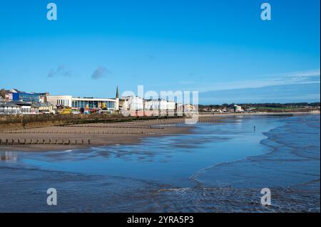 Helle Oktobersonne über Bridlington Beach, East Yorkshire, eine ruhige Küstenszene mit klarem blauen Himmel, Sandstrand und Promenade Stockfoto