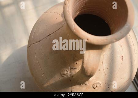 Antike römische Urne, Detail einer Tonamphore (Lagergefäß) aus der antiken römischen Zeit im Archäologischen Museum von Sitia auf Kreta Stockfoto