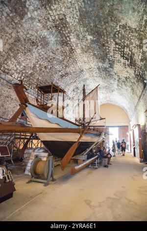 Minoisches Schiff, Blick auf die Minoa, eine Rekonstruktion eines minoischen Schiffes aus dem 15. Jahrhundert v. Chr. in der Ausstellung für traditionelle Marinearchitektur in Chania Kreta Stockfoto