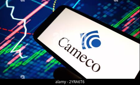 Konskie, Polen – 02. Dezember 2024: Das Firmenlogo von Cameco wird auf dem Mobiltelefon angezeigt Stockfoto