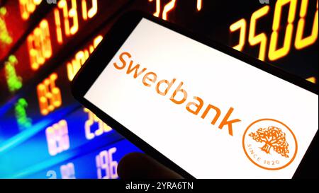 Konskie, Polen – 02. Dezember 2024: Logo des Unternehmens Swedbank auf dem Mobiltelefon Stockfoto