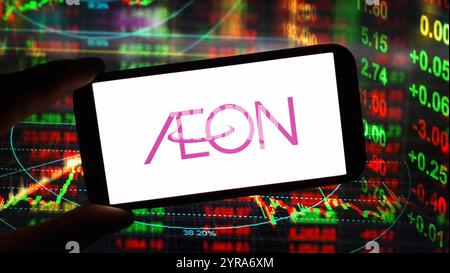 Konskie, Polen – 02. Dezember 2024: Das Firmenlogo von Aeon wird auf dem Mobiltelefon angezeigt Stockfoto