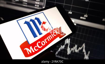 Konskie, Polen - 2. Dezember 2024: McCormick und das Firmenlogo werden auf dem Mobiltelefon angezeigt Stockfoto