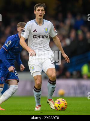 London, Großbritannien. Dezember 2024. Chelsea V Aston Villa - Premier League - Stamford Bridge. Aston Villa's Pau Torres in Aktion. Bildnachweis: Mark Pain / Alamy Live News Stockfoto