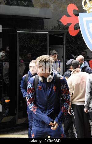 Fotografias del RC Celta de Vigo bajando del Bus y entrando al Hotel Stockfoto