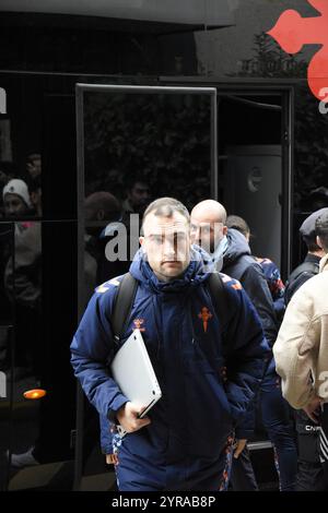 Fotografias del RC Celta de Vigo bajando del Bus y entrando al Hotel Stockfoto