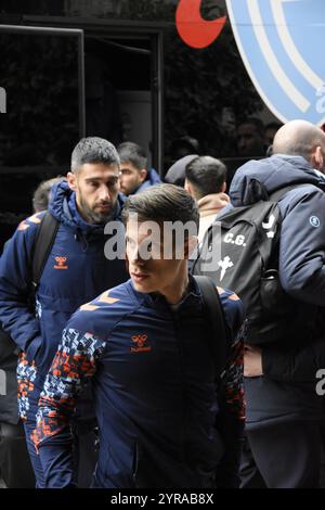 Fotografias del RC Celta de Vigo bajando del Bus y entrando al Hotel Stockfoto