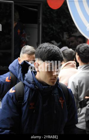 Fotografias del RC Celta de Vigo bajando del Bus y entrando al Hotel Stockfoto