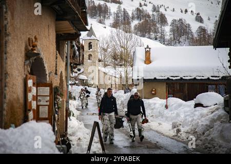 Saint-Véran (Südostfrankreich): Soldaten, die vom Skifahren durch das Dorf zurückkehrten, erhielten das Label „Plus beaux Villages de France“ (das Stockfoto