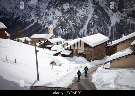 Saint-Véran (Südostfrankreich): Touristen in einer schrägen Straße des Dorfes erhielten das Label „Plus beaux Villages de France“ (das schönste Stockfoto