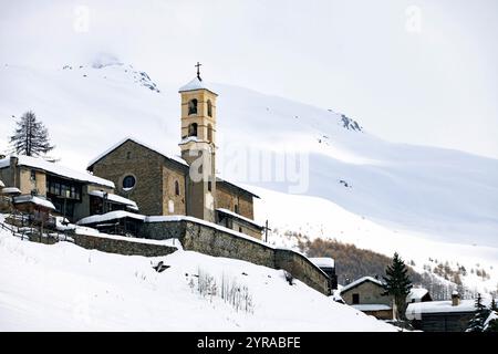 Saint-Véran (Südostfrankreich): Das Dorf und seine Häuser mit schneebedeckten Dächern nach einem sehr starken Schneefall. Village verlieh das Label Plus Bea Stockfoto