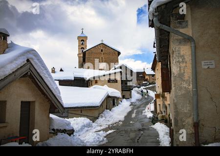 Saint-Véran (Südostfrankreich): Touristen in einer Straße des Dorfes erhielten das Label „Plus beaux Villages de France“ (die schönsten Dörfer) Stockfoto