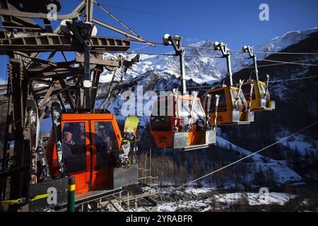 La Grave (Südostfrankreich): Abfahrtsstation der Grave-La Meije-Seilbahn, dominiert vom Grand Pict de la Meije, einem wichtigen Gipfel der ECRI Stockfoto