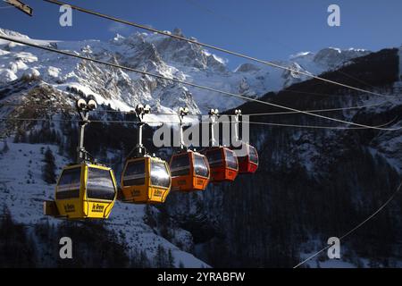 La Grave (Südostfrankreich): Die Grave-La Meije-Seilbahn, die vom Grand Pict de la Meije dominiert wird, einem wichtigen Gipfel im Nationalpark Ecrins. Die p Stockfoto