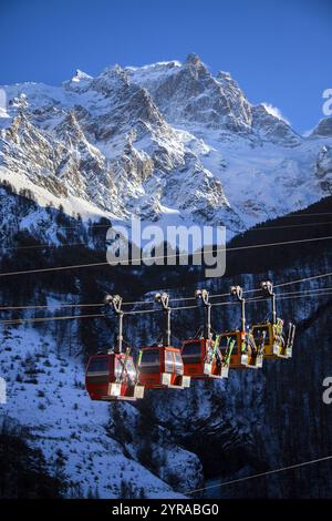 La Grave (Südostfrankreich): Die Grave-La Meije-Seilbahn, die vom Grand Pict de la Meije dominiert wird, einem wichtigen Gipfel im Nationalpark Ecrins. Die p Stockfoto