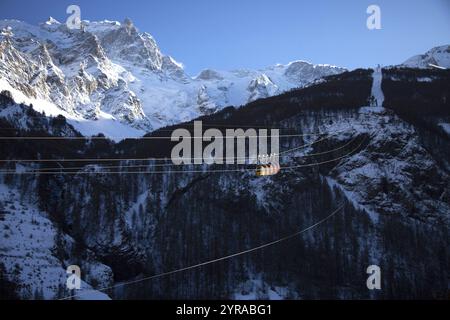 La Grave (Südostfrankreich): Die Grave-La Meije-Seilbahn, die vom Grand Pict de la Meije dominiert wird, einem wichtigen Gipfel im Nationalpark Ecrins. Die p Stockfoto