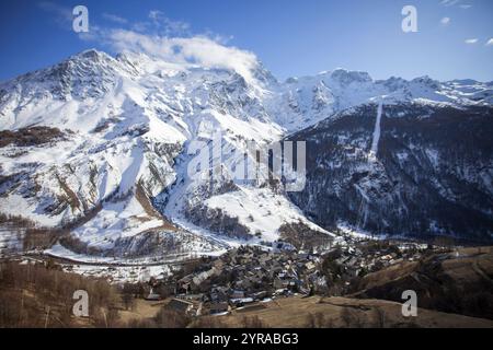 La Grave (Südostfrankreich): Das Dorf, das vom Grand Pict de la Meije dominiert wird, einem großen Gipfel im Nationalpark Ecrins *** örtlicher Titel *** Stockfoto