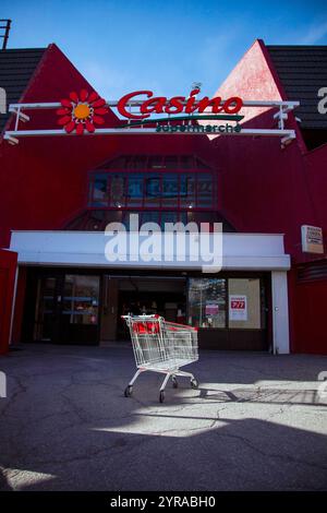 Brian (Französische Alpen, Südostfrankreich): Leerer Einkaufswagen vor dem Kasino-Supermarkt *** örtlicher Titel *** Stockfoto