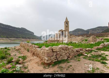 Spanien, Dürre in Katalonien. Sehr niedriger Füllstand des Sau-Stausees am 07. April 2024. Überreste des versunkenen Dorfes Sant Roma de Sau sichtbar durch W Stockfoto