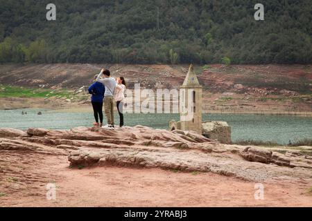 Spanien, Dürre in Katalonien. Sehr niedriger Füllstand des Sau-Stausees am 07. April 2024. Überreste des versunkenen Dorfes Sant Roma de Sau sichtbar durch W Stockfoto