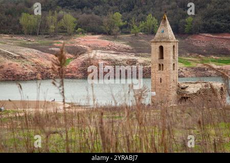 Spanien, Dürre in Katalonien. Sehr niedriger Füllstand des Sau-Stausees am 07. April 2024. Überreste des versunkenen Dorfes Sant Roma de Sau sichtbar durch W Stockfoto