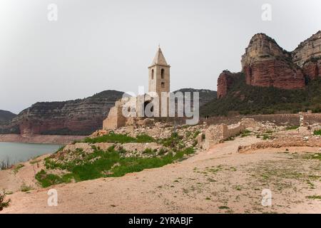 Spanien, Dürre in Katalonien. Sehr niedriger Füllstand des Sau-Stausees am 07. April 2024. Überreste des versunkenen Dorfes Sant Roma de Sau sichtbar durch W Stockfoto