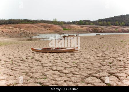 Spanien, Dürre in Katalonien. Sehr niedriger Füllstand des Sau-Stausees am 07. April 2024. *** Lokale Beschriftung *** Stockfoto