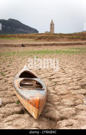 Spanien, Dürre in Katalonien. Sehr niedriger Füllstand des Sau-Stausees am 07. April 2024. Überreste des versunkenen Dorfes Sant Roma de Sau sichtbar durch W Stockfoto