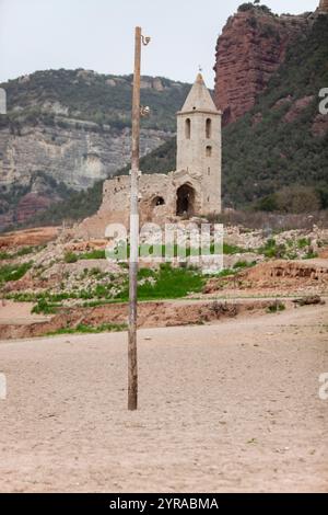 Spanien, Dürre in Katalonien. Sehr niedriger Füllstand des Sau-Stausees am 07. April 2024. Überreste des versunkenen Dorfes Sant Roma de Sau sichtbar durch W Stockfoto