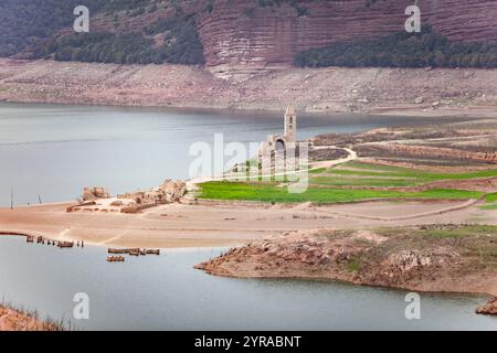 Spanien, Dürre in Katalonien. Sehr niedriger Füllstand des Sau-Stausees am 07. April 2024. Überreste des versunkenen Dorfes Sant Roma de Sau sichtbar durch W Stockfoto