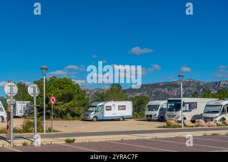 Eine Gruppe von Camper Vans an der Küste von den Tres Cales - den drei Buchten - in Katalonien in Spanien Stockfoto