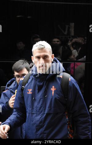 Fotografias del RC Celta de Vigo bajando del Bus y entrando al Hotel Stockfoto