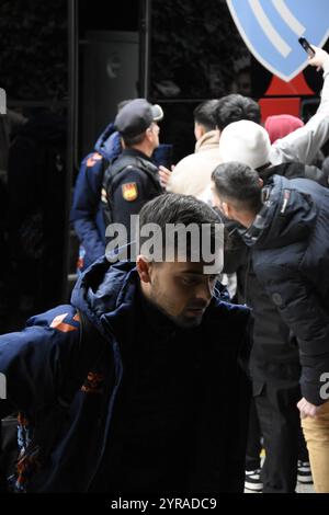Fotografias del RC Celta de Vigo bajando del Bus y entrando al Hotel Stockfoto