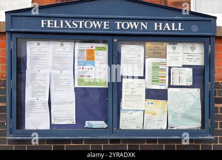 Notiztafel des gemeinderats für Felixstowe Town Hall, Felixstowe, Suffolk, England, Großbritannien Stockfoto