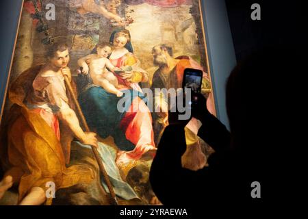 Mailand, Italien. Dezember 2024. Präsentation der Arbeit die Madonna von San Simone durch Federico Barocci Mailand - Nachrichten Dienstag, 03. Dezember 2024 (Foto: Marco Ottico/Lapresse) Credit: LaPresse/Alamy Live News Credit: LaPresse/Alamy Live News Stockfoto