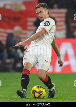 Adria Pedrosa vom Sevilla FC spielte während des La Liga EA Sports Matches zwischen Sevilla FC und CA Osasuna am 2. Dezember 2024 im Ramon Sanchez Pizjuan Stadium in Sevilla, Spanien. (Foto: Antonio Pozo / PRESSINPHOTO) Stockfoto