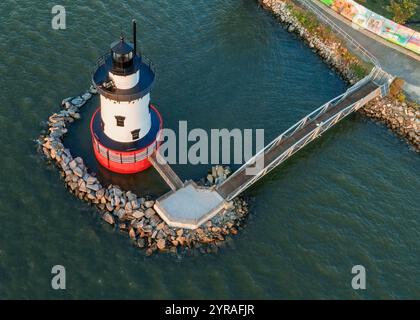 Luftaufnahme des rot-weißen Leuchtturms in Tarrytown, New York. Der Leuchtturm ist von Felsen umgeben, die mit einem Fußweg zum Ufer verbunden sind. Th Stockfoto