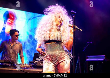 London, Großbritannien - 28. Juli 2023: Lion Babe tritt live im O2 Shepherd's Bush Empire am 28. Juli 2023 in London auf - Best F-N Night of My Life Tour - BANG MEDIA INTERNATIONAL FAMOUS PICTURES 28 HOLMES ROAD LONDON NW5 3AB UNITED KINGDOM Tel. +44 (0) 02 7485 1005 E-Mail: paulsmith@bangshowbiz.com oder tom@bangshowbiz.com Stockfoto